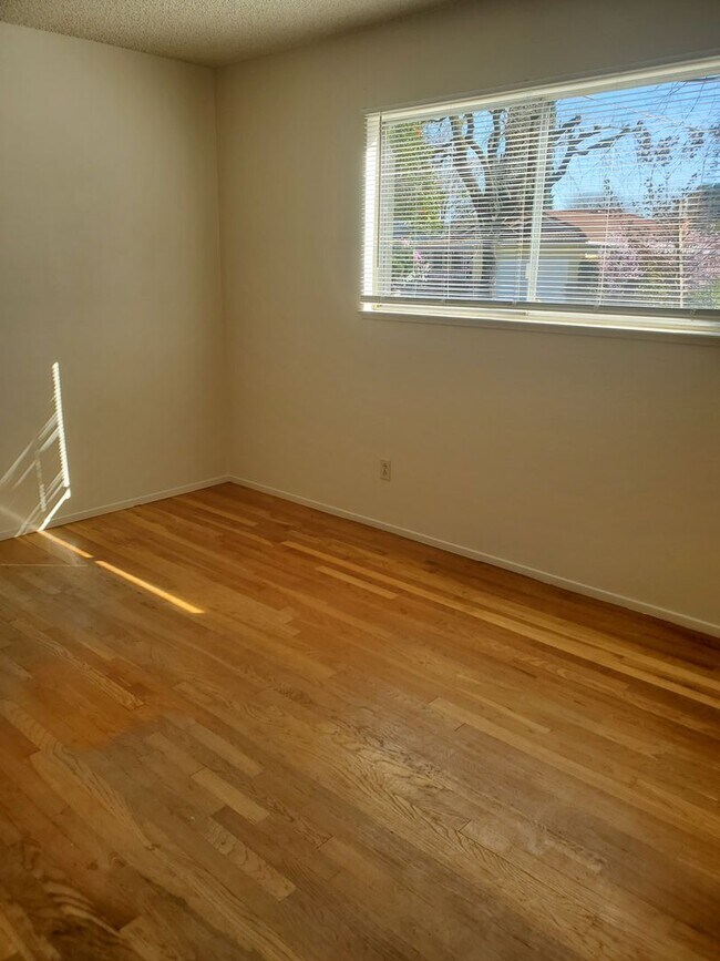 Building Photo - 1505 W Rumble Rd