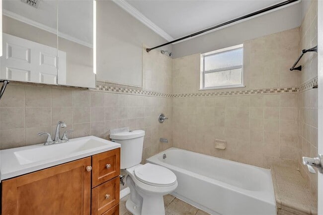 Building Photo - 1027 N Hampton Ave