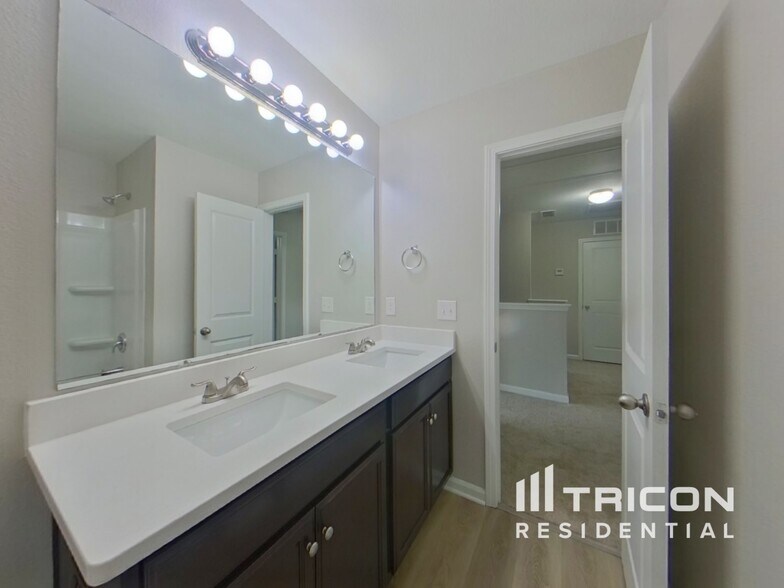 Building Photo - 750 Chariot Way