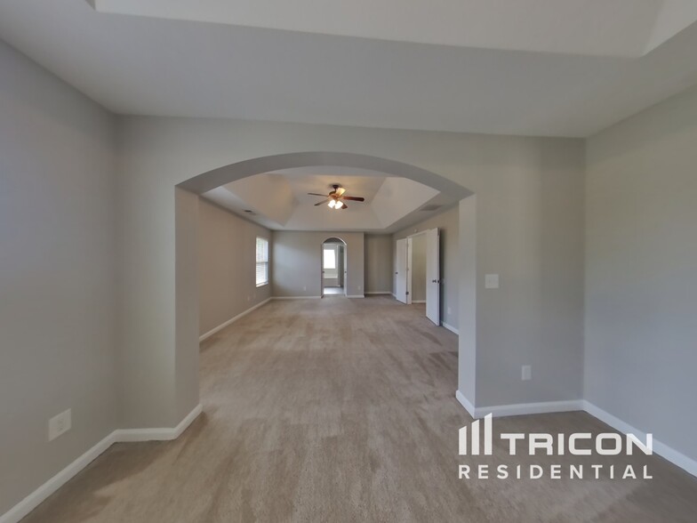 Building Photo - 4370 Rainer Dr
