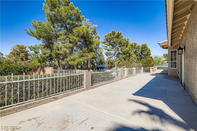 Building Photo - 6690 N Torrey Pines Dr