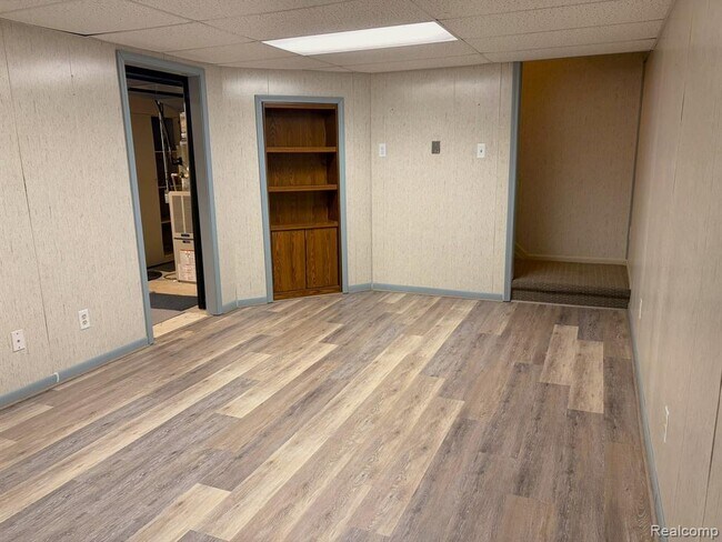 Building Photo - 41090 Southwind Dr