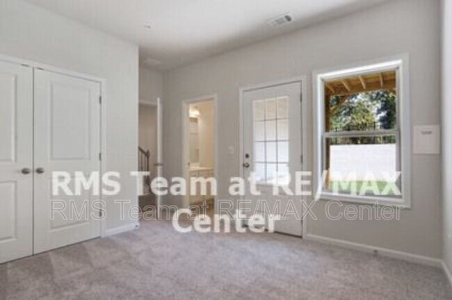 Building Photo - 1650 Mountain Top Ln