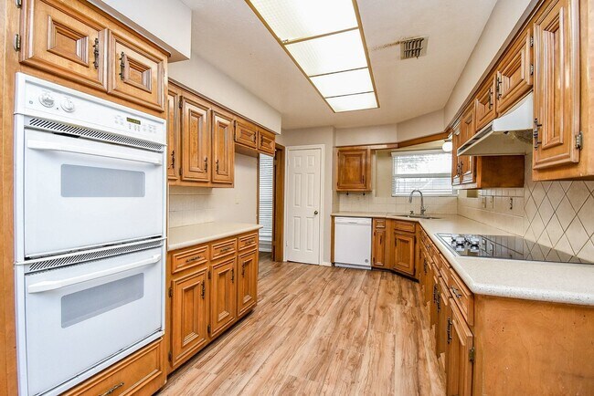 Building Photo - 15502 Rio Plaza Dr