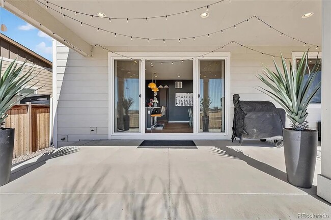 Building Photo - 949 N Undergrove Way