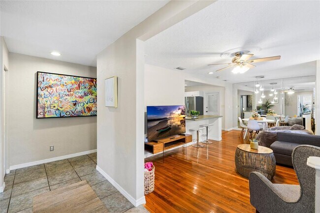 Building Photo - 304 N Matanzas Ave