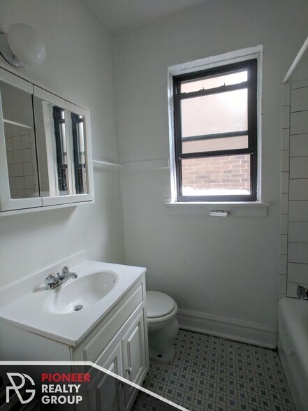 Building Photo - 4831 N Damen Ave