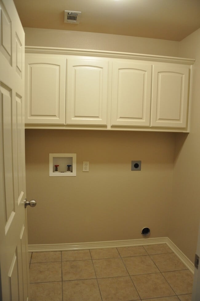 Building Photo - Coming Soon! Lovely 3 Bedroom 2 Bath Home ...