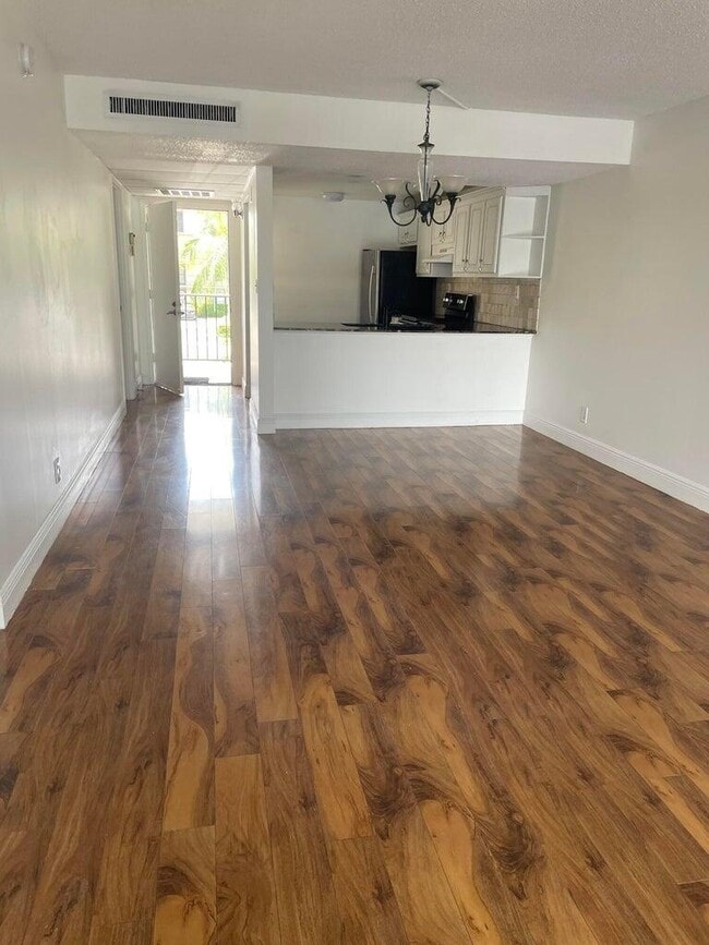 Building Photo - 6 Royal Palm Way