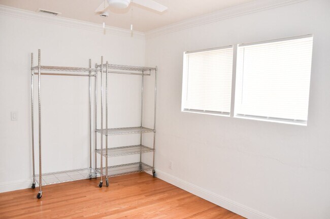 Building Photo - Center (267) North