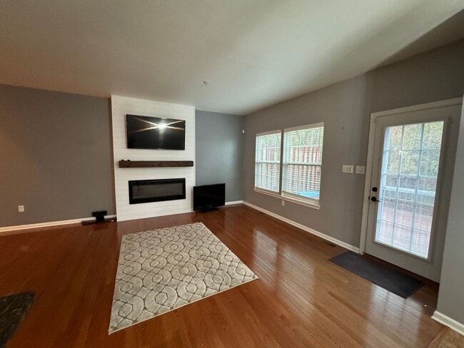 Building Photo - Beautiful 3 Bedroom town-home in Haymaker Pointe