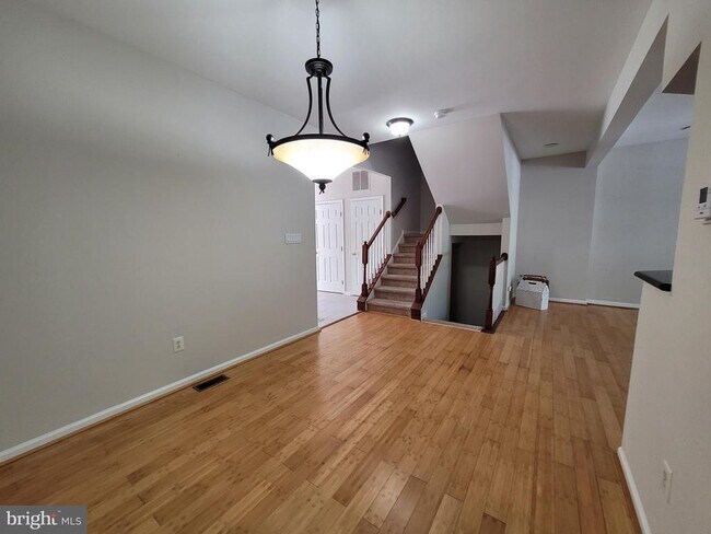 Building Photo - 10 Bridle Ct