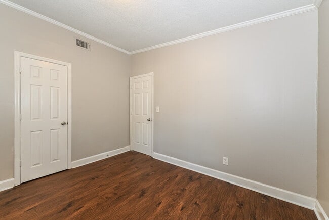 Building Photo - 2611 Lowes Pl