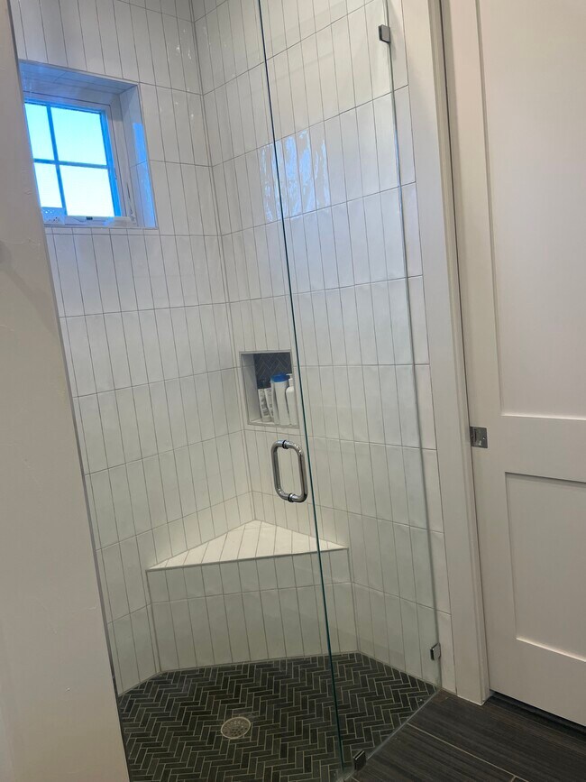 Primary Shower - 19601 Flying J Blvd