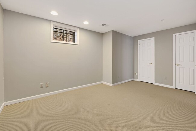 Building Photo - 3 Bed 3.5 Bath - Kentlands Townhouse - 2 C...