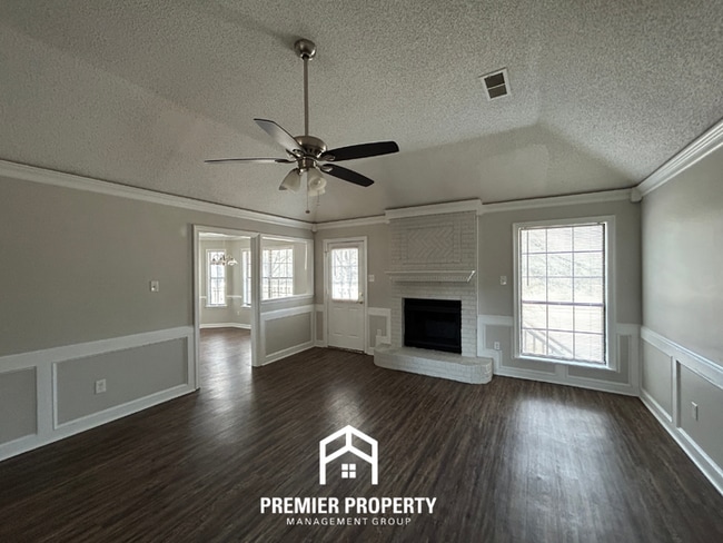 Building Photo - Spacious 3BR Memphis Home with Vaulted Ceilings, Fireplace, Deck & 2-Car Garage