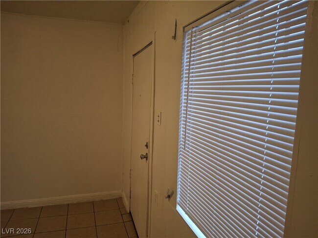 Building Photo - 1007 C St