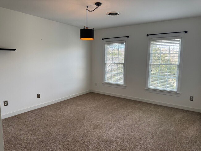 Building Photo - Stunning 4BR Executive Style Home in Brentwood