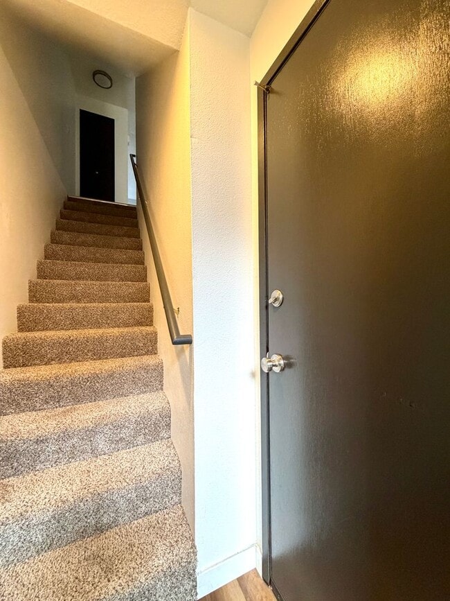 Building Photo - **FREE FIRST MONTH'S RENT** Updated Townhouse in the Heart of Garden Home~ New LVP Flooring~ Wash...