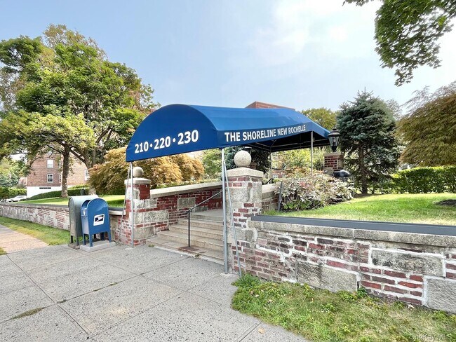 Building Photo - 210 Pelham Rd
