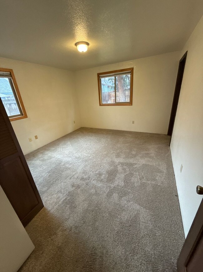 Building Photo - NE 3 Bdrm, 2 Bath House, All Appliances, W...