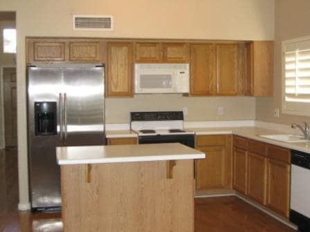 Building Photo - 3 BEDROOM, 2 BATH WITH 2 LIVING AREAS AND A BONUS ROOM.