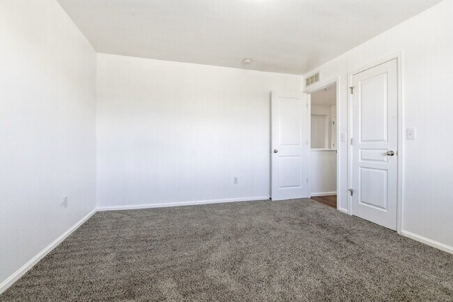 Building Photo - $2,940.95 - 4 Bed, 3 Bath Home in Denver with Central A/C and Fenced in Yard!