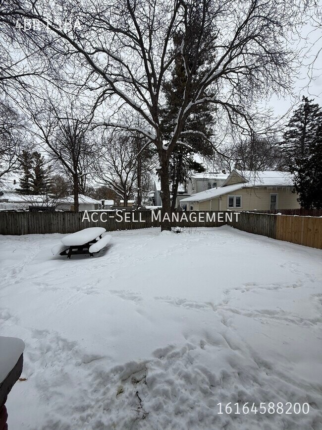 Building Photo - 745 7th St NW