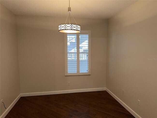 Building Photo - 550 Cranes Way