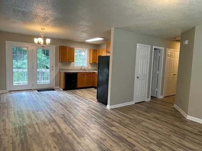 Building Photo - SW Updated Home - Wood Laminate Flooring, Front Porch & Deck!
