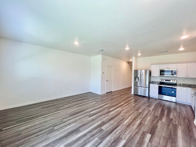 Building Photo - **APPLICATION RECEIVED** Charming Two-Story Home with Fenced Backyard & Community Pool