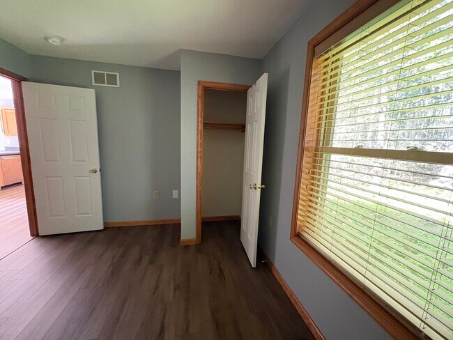 Building Photo - 104 Flo Ct