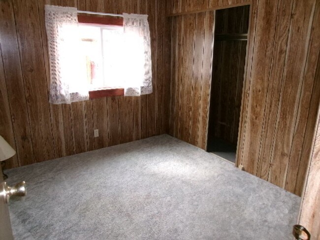 Building Photo - NIce 2 bed, 1 bath with small shop close to recreation
