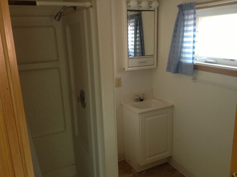 Bath 1 - 906 Vine St