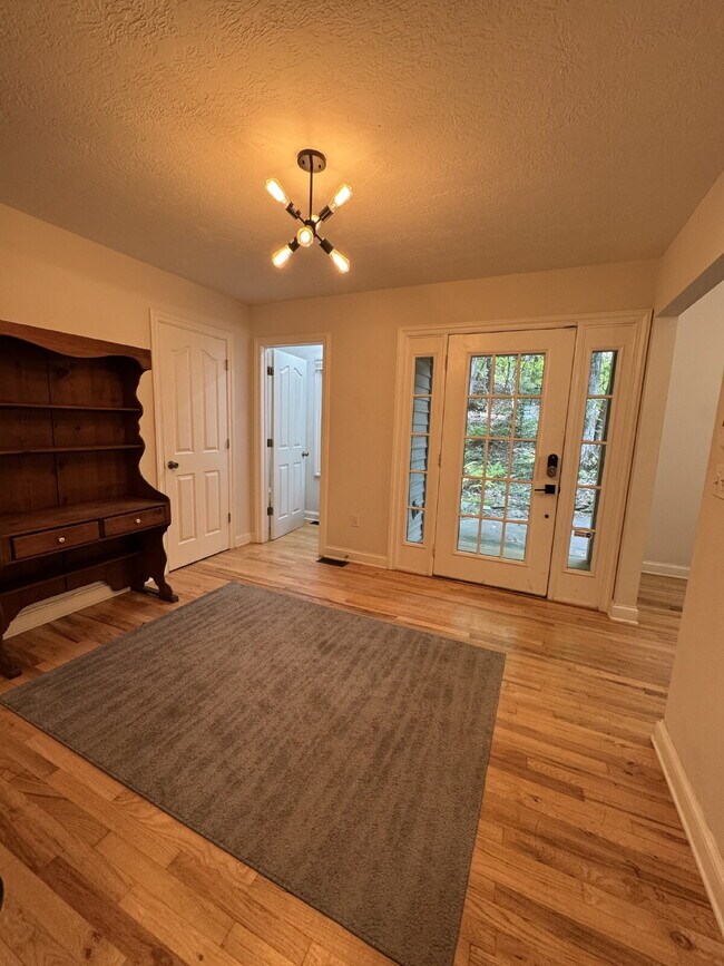 Building Photo - Fairview home 5 bedroom 3 1/2 bathroom home