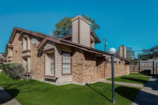 Building Photo - 200 Pecan Dr