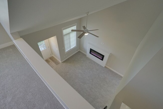 Building Photo - BEAUTIFUL End Townhome with Green Space!