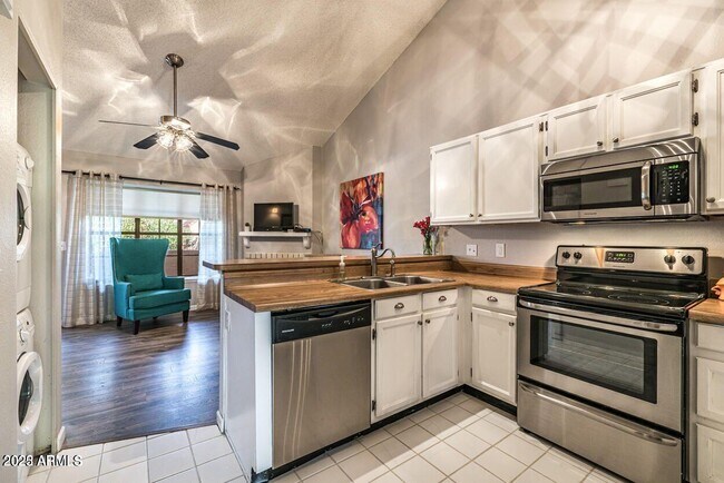 Building Photo - 4901 E Kelton Ln