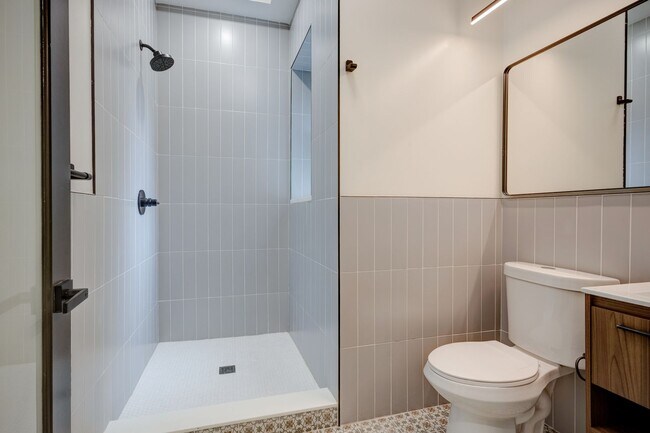 Building Photo - Spacious & Stylish Studio Apartment on W Diamond Street