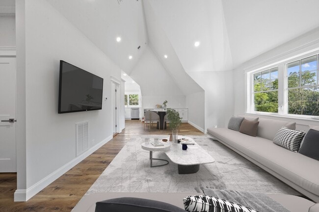 Building Photo - 389 Spring Unit# C