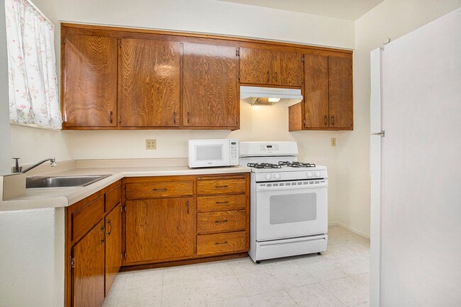 Building Photo - 3117-3117 Santa Clara Ave