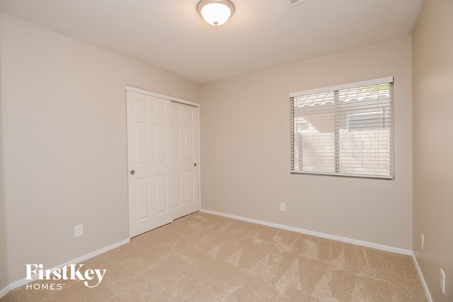 Building Photo - 701 E Cantebria Dr