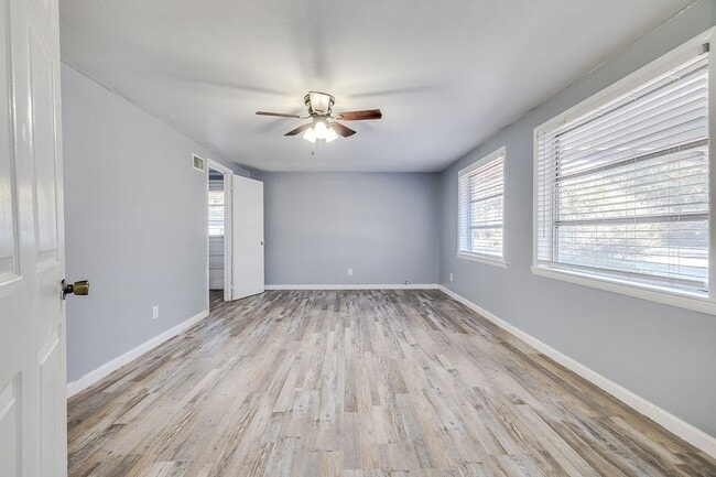 Building Photo - Charming 3-Bedroom 1.5 Bath Cottage-Style Bungalow with Open Floorplan and Kitchen Island