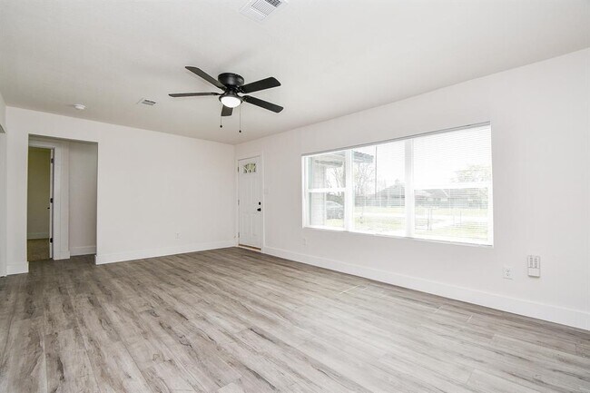 Building Photo - 4223 Elmwood St