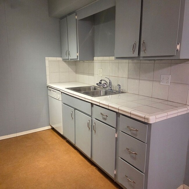 Building Photo - South Lincoln 1-bedroom apartment