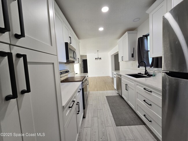 Building Photo - 2417 Colonial Dr