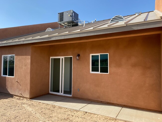 Building Photo - 2 Bedroom in a Gated Community
