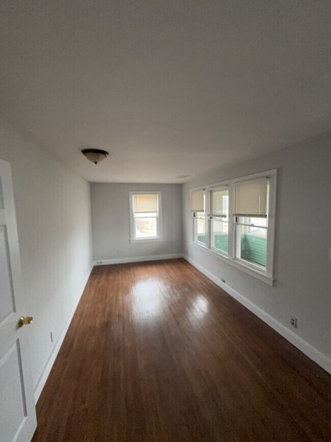 Building Photo - 960 W Delaware Ave