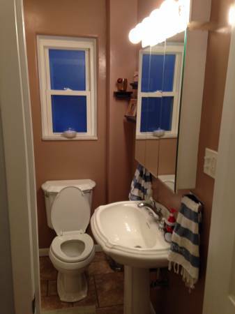 Building Photo - 1915 Jane St