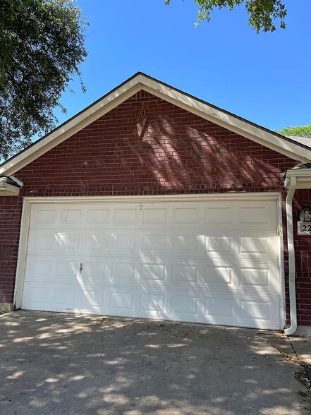 Building Photo - Room in House on Tiffany Glenn Ct